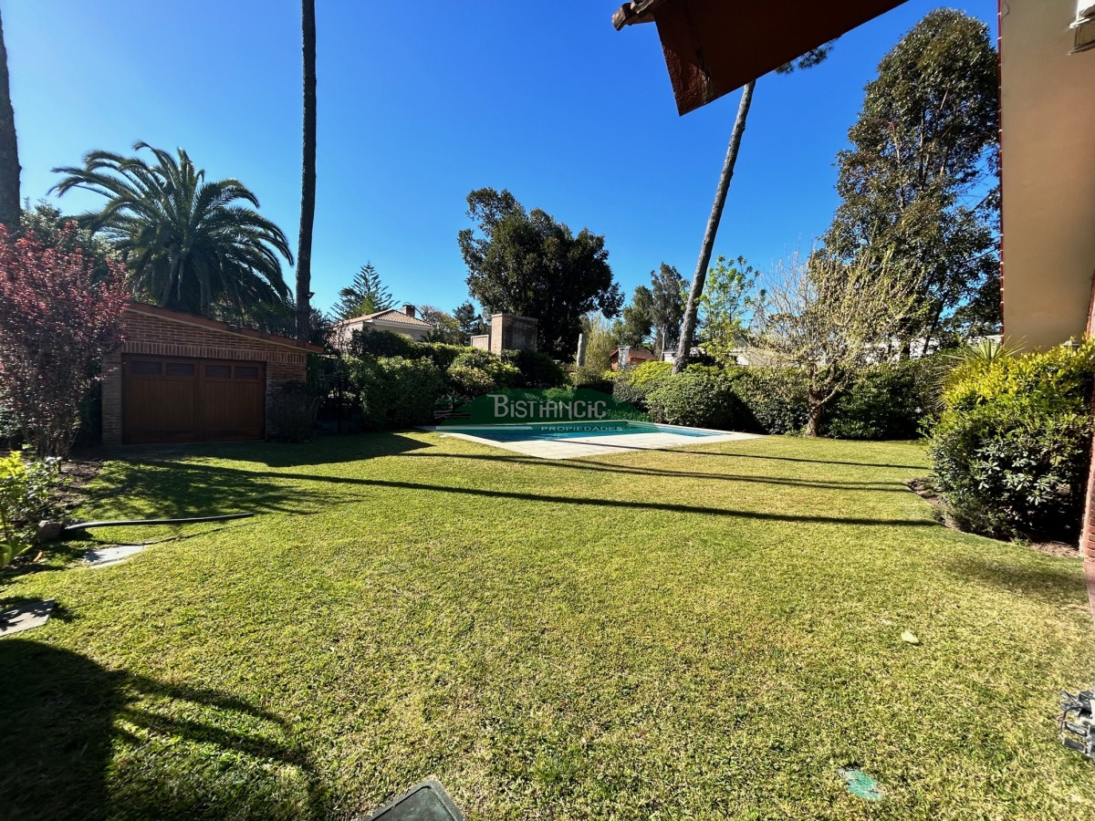 Casa ID.1003 - Chalé Paradas Mansa, 5 dormitorios 4 baños, amplio y luminoso, construcción de calidad, 1000m2 de tierra y 400 m2 edificados. Venta US$ 740.000.