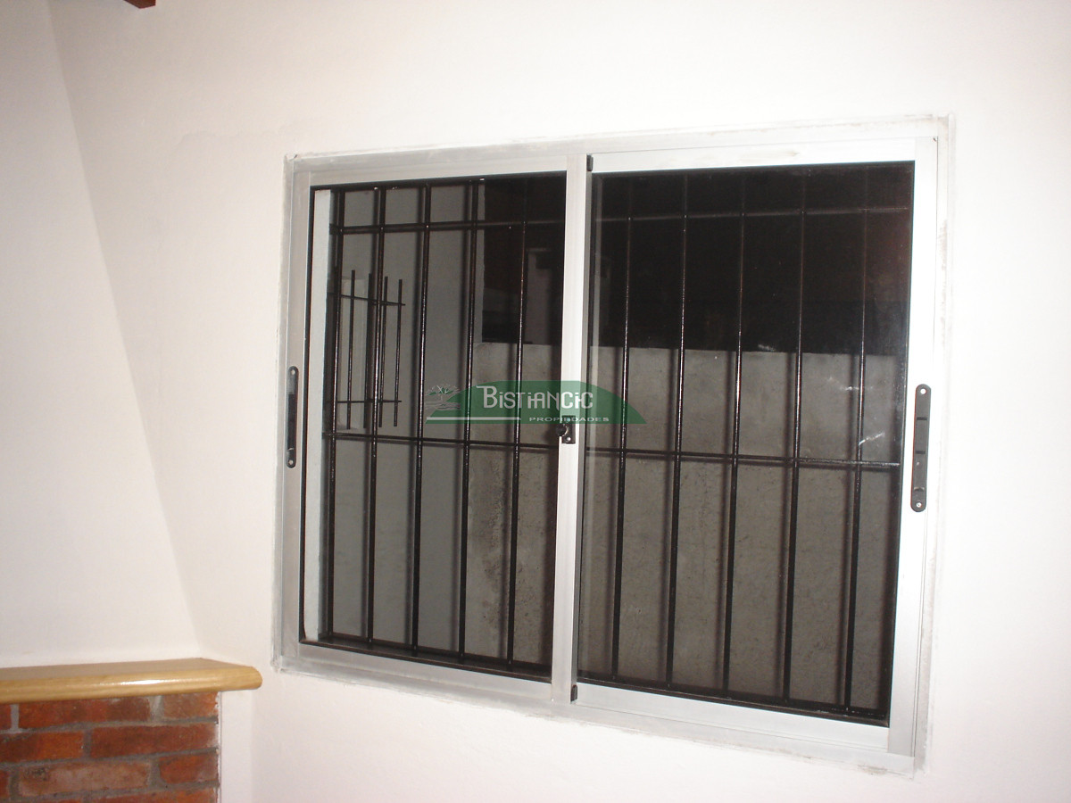 Casa ID.2952 - Casa en Maldonado, 3 dorm 2 baños , nueva con 2 deptos alquilados (buena renta). Todo impecable. Venta US$ 220.000. 