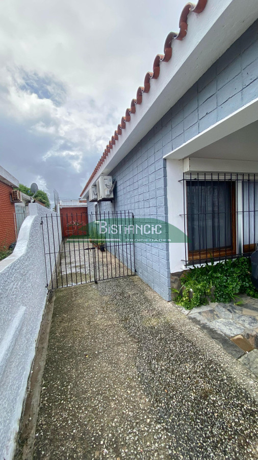 Casa ID.2952 - Casa en Maldonado, 3 dorm 2 baños , nueva con 2 deptos alquilados (buena renta). Todo impecable. Venta US$ 220.000. 