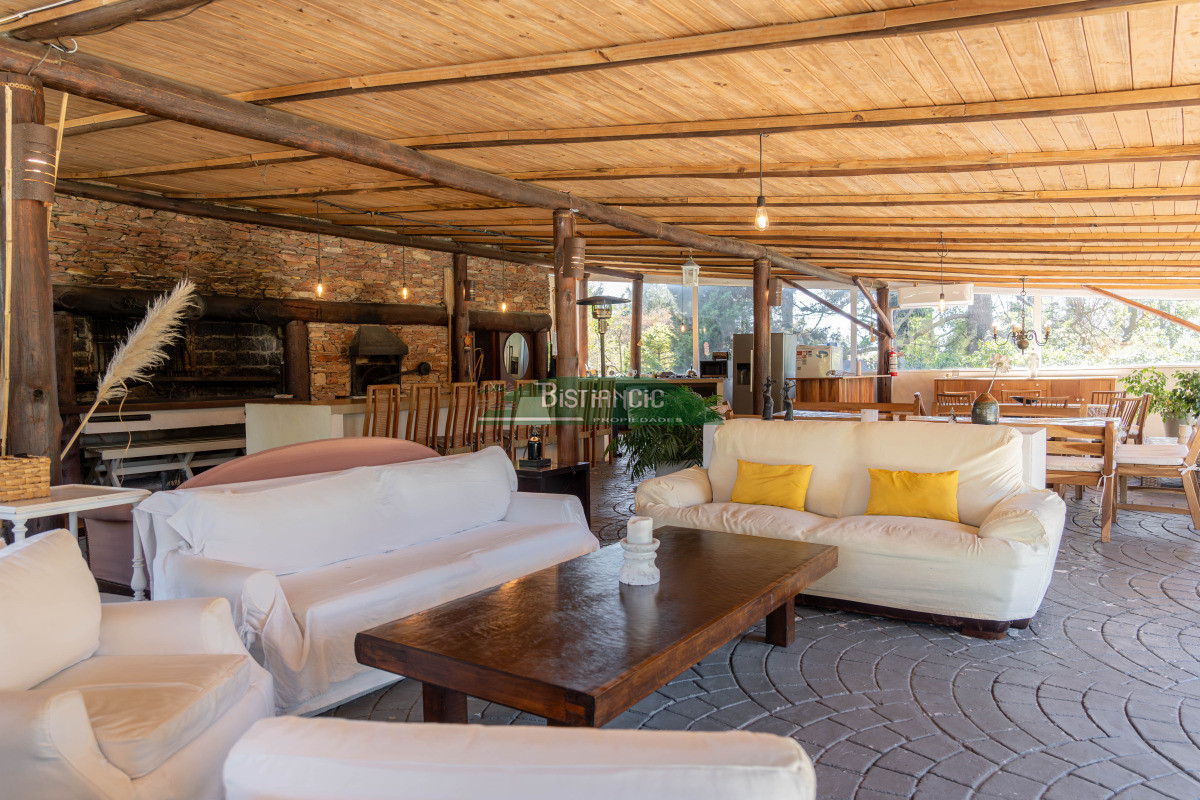 Casa ID.2954 - Chalé 4 dorm 4 baños gran living, piscina grande + 2 deptos externos para renta. Terreno de 1700 m2 + 620 m2 construidos. Precio de Venta US$ 595.000.
