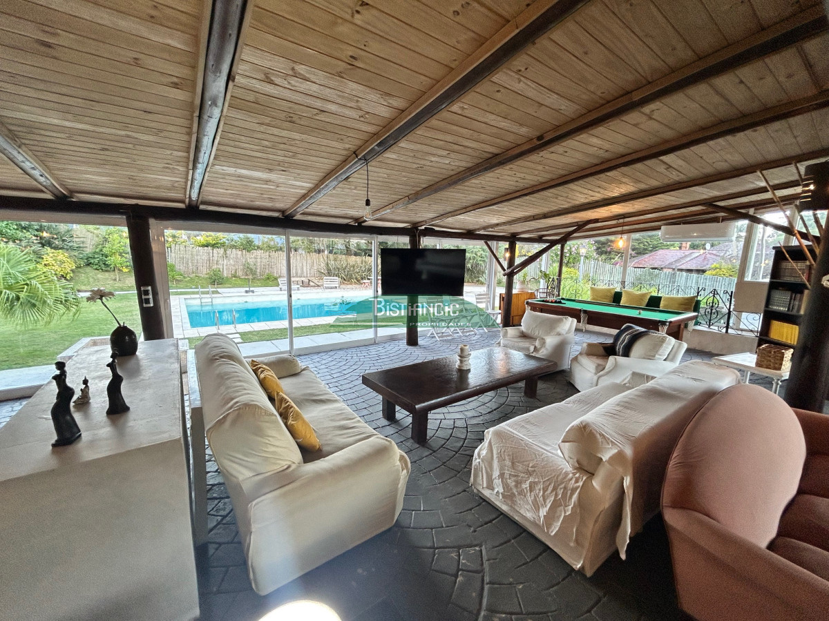 Casa ID.2954 - Chalé 4 dorm 4 baños gran living, piscina grande + 2 deptos externos para renta. Terreno de 1700 m2 + 620 m2 construidos. Precio de Venta US$ 595.000.