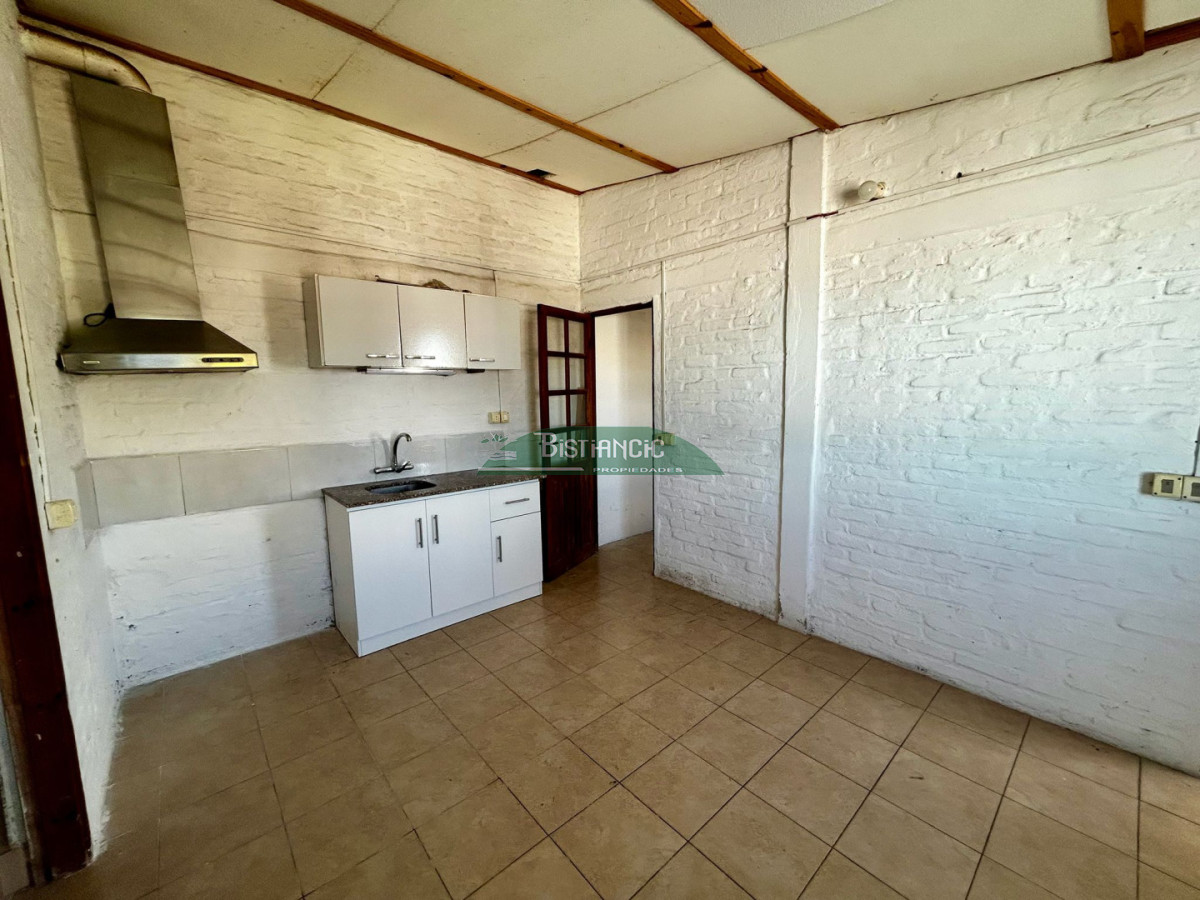 Casa ID.2367 - Apto en planta alta en alquiler anual, 1 dorm, con living comedor con cocina integrada.