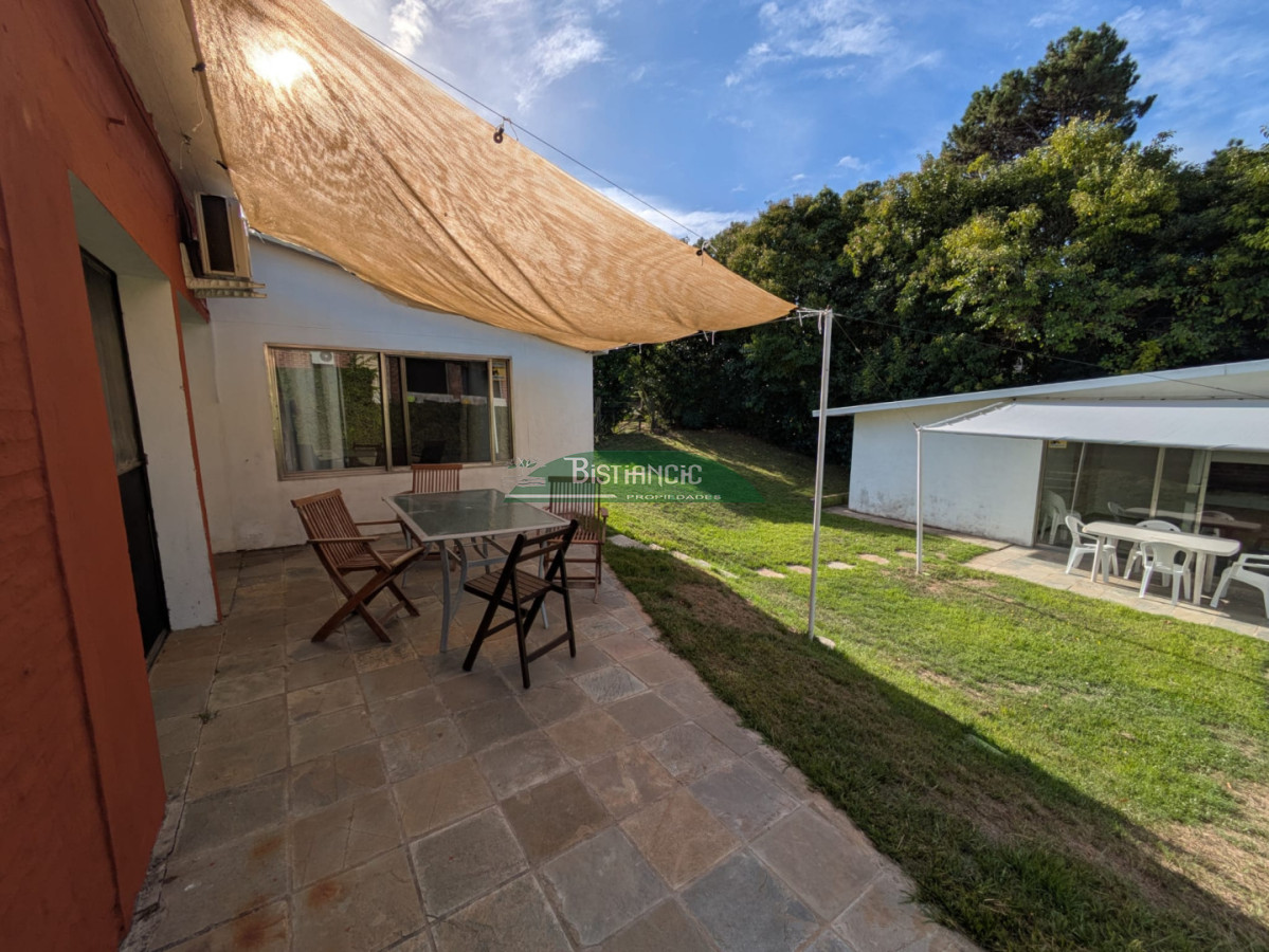 Casa ID.3043 - Hermoso chalet sobre camino la laguna. 3 dorm, 1 baño, barbacoa con baño y deposito. Patio y Estacionamiento. 