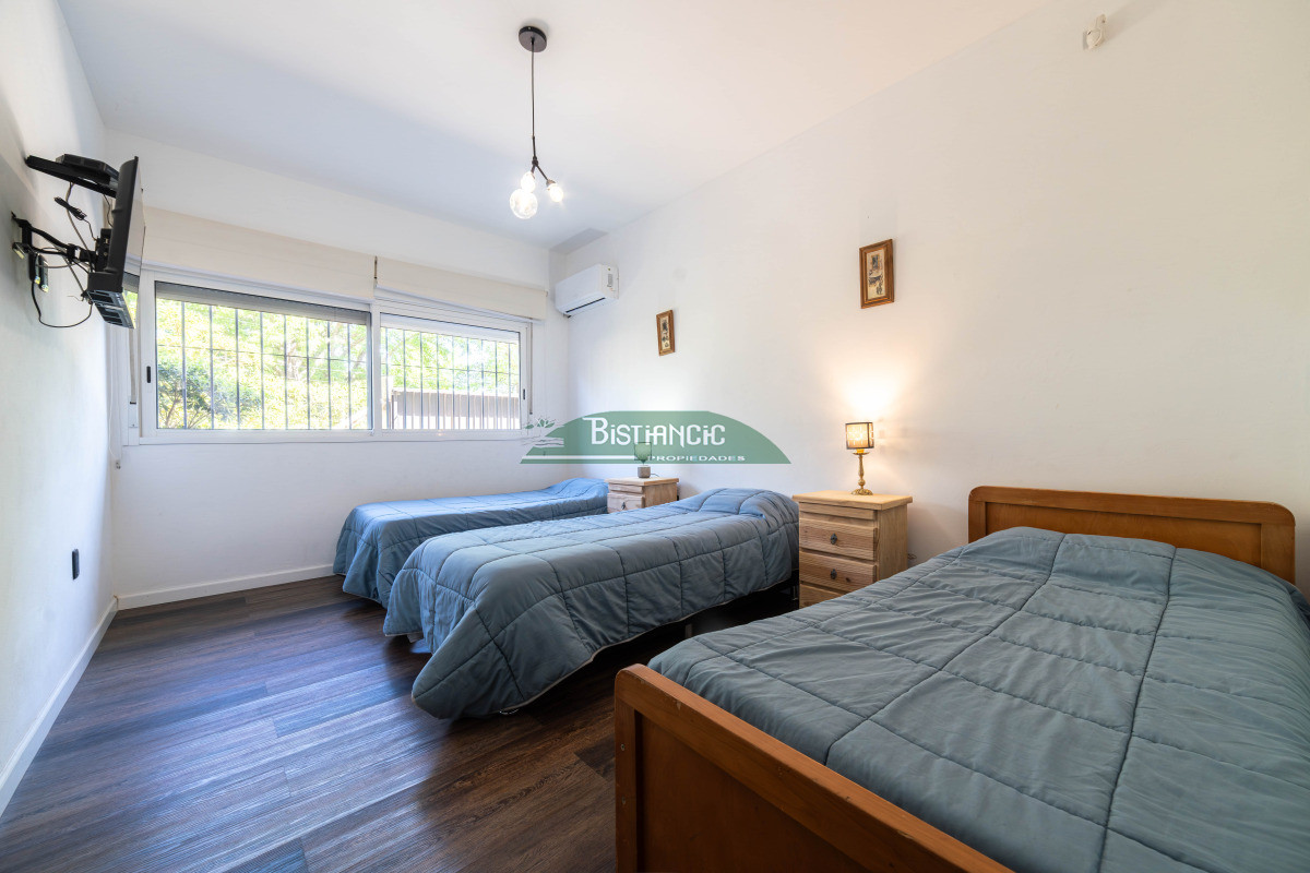 Casa ID.2954 - Chalé 4 dorm 4 baños gran living, piscina grande + 2 deptos externos para renta. Terreno de 1700 m2 + 620 m2 construidos. Precio de Venta US$ 595.000.