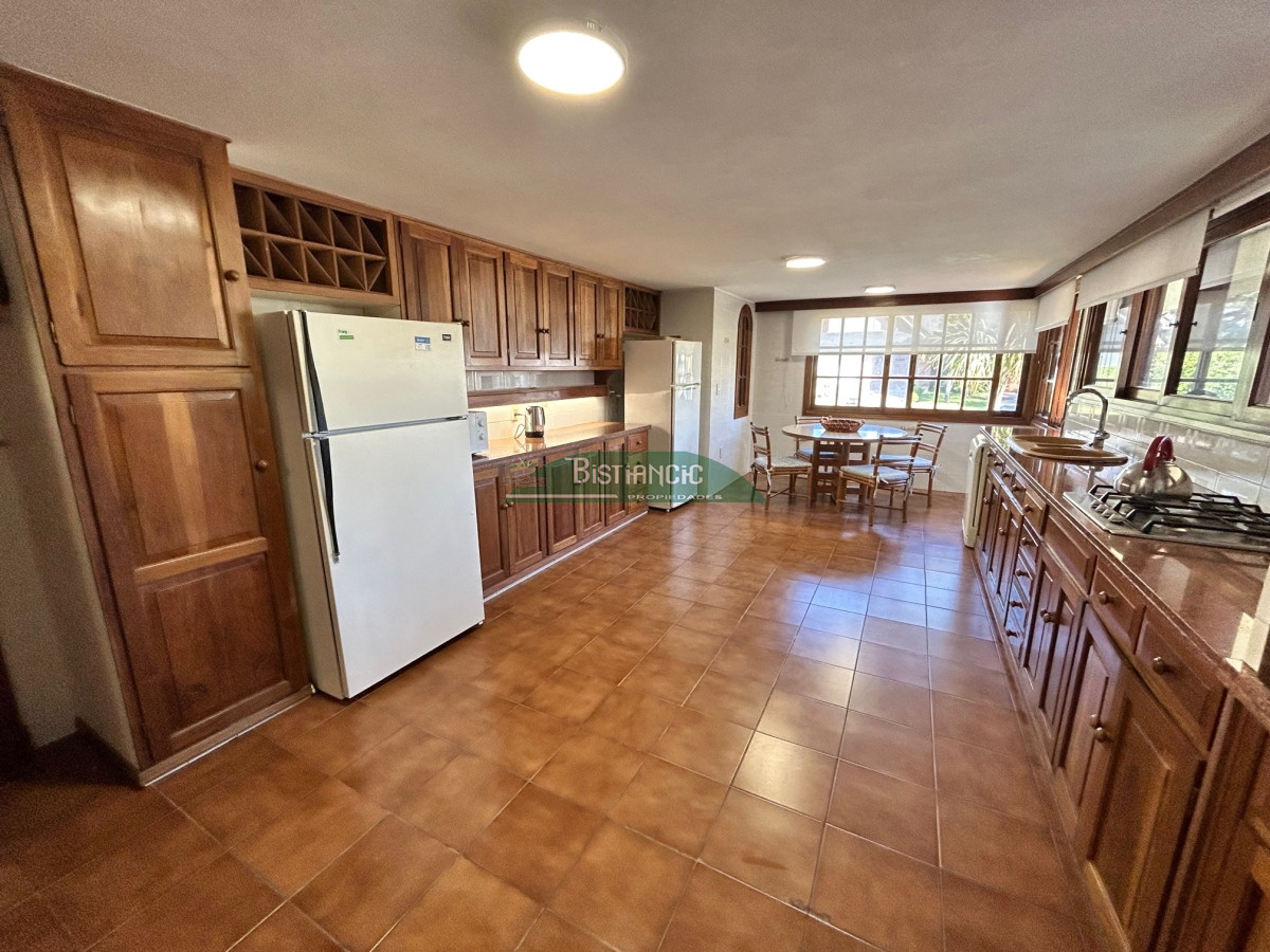 Casa ID.1003 - Chalé Paradas Mansa, 5 dormitorios 4 baños, amplio y luminoso, construcción de calidad, 1000m2 de tierra y 400 m2 edificados. Venta US$ 740.000.