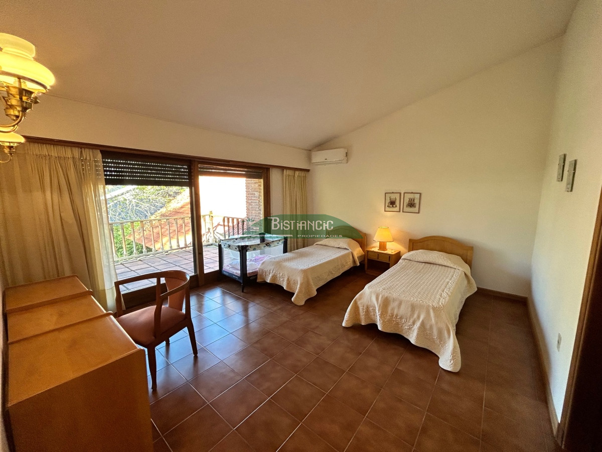 Casa ID.1003 - Chalé Paradas Mansa, 5 dormitorios 4 baños, amplio y luminoso, construcción de calidad, 1000m2 de tierra y 400 m2 edificados. Venta US$ 740.000.