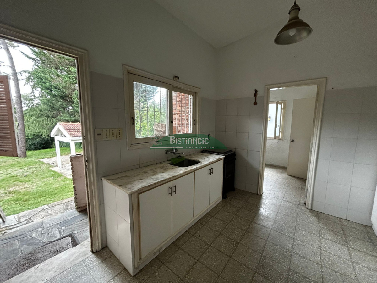 Casa ID.3019 - Pinares Chalé tradicional 3 dorm 2 baños + servicio, 718 m2 jardín, cerca de todo. Venta US$ 310.000.