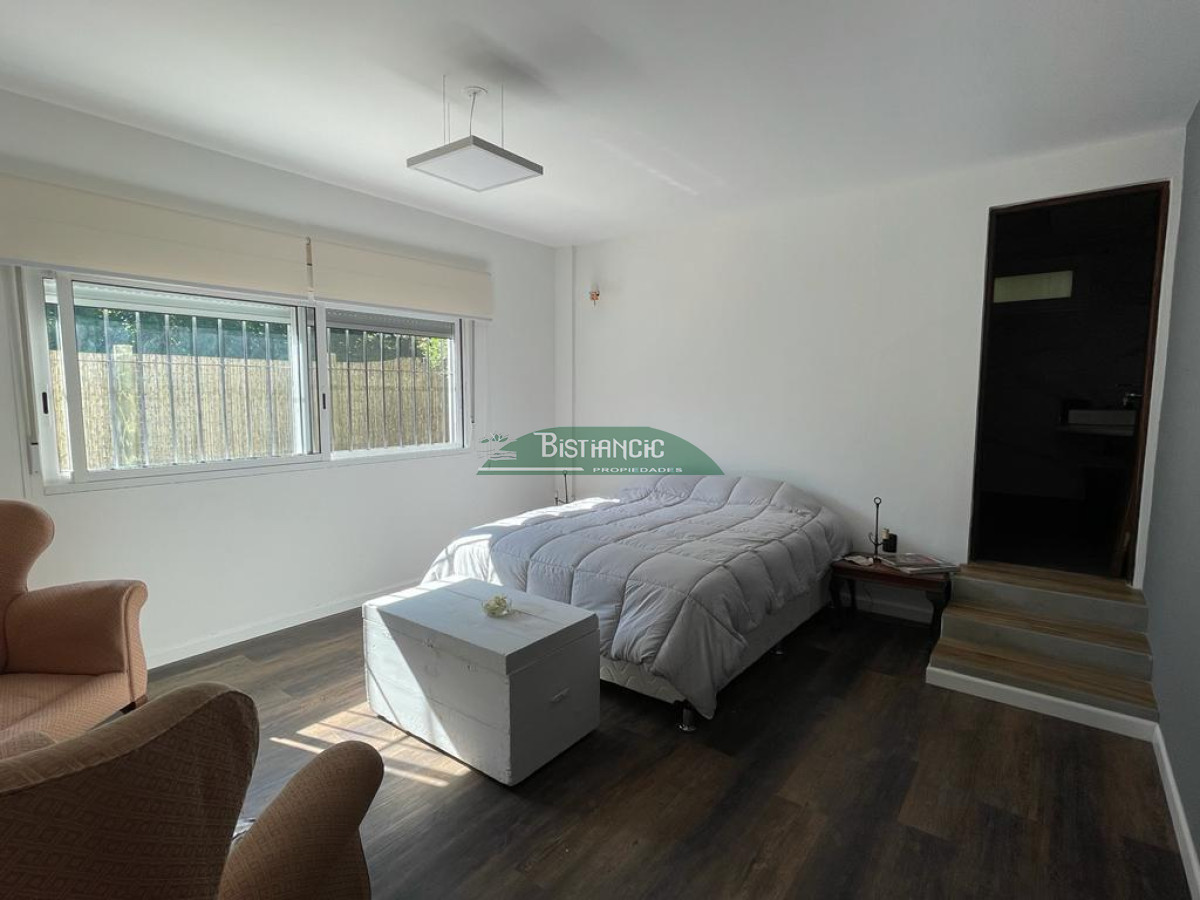 Casa ID.2954 - Chalé 4 dorm 4 baños gran living, piscina grande + 2 deptos externos para renta. Terreno de 1700 m2 + 620 m2 construidos. Precio de Venta US$ 595.000.
