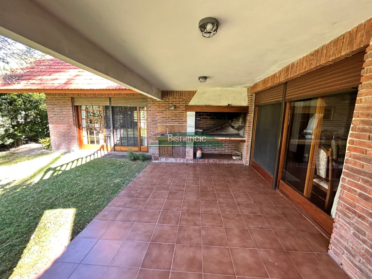 Casa ID.1003 - Chalé Paradas Mansa, 5 dormitorios 4 baños, amplio y luminoso, construcción de calidad, 1000m2 de tierra y 400 m2 edificados. Venta US$ 740.000.