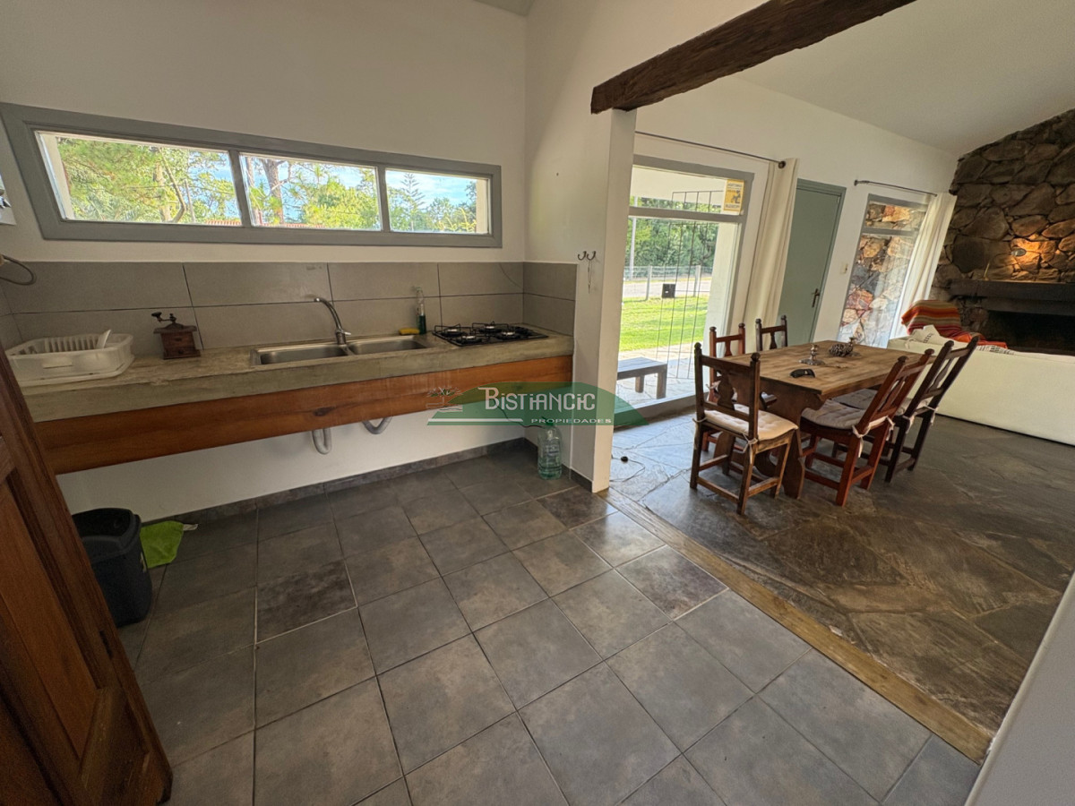 Casa ID.3043 - Hermoso chalet sobre camino la laguna. 3 dorm, 1 baño, barbacoa con baño y deposito. Patio y Estacionamiento. 