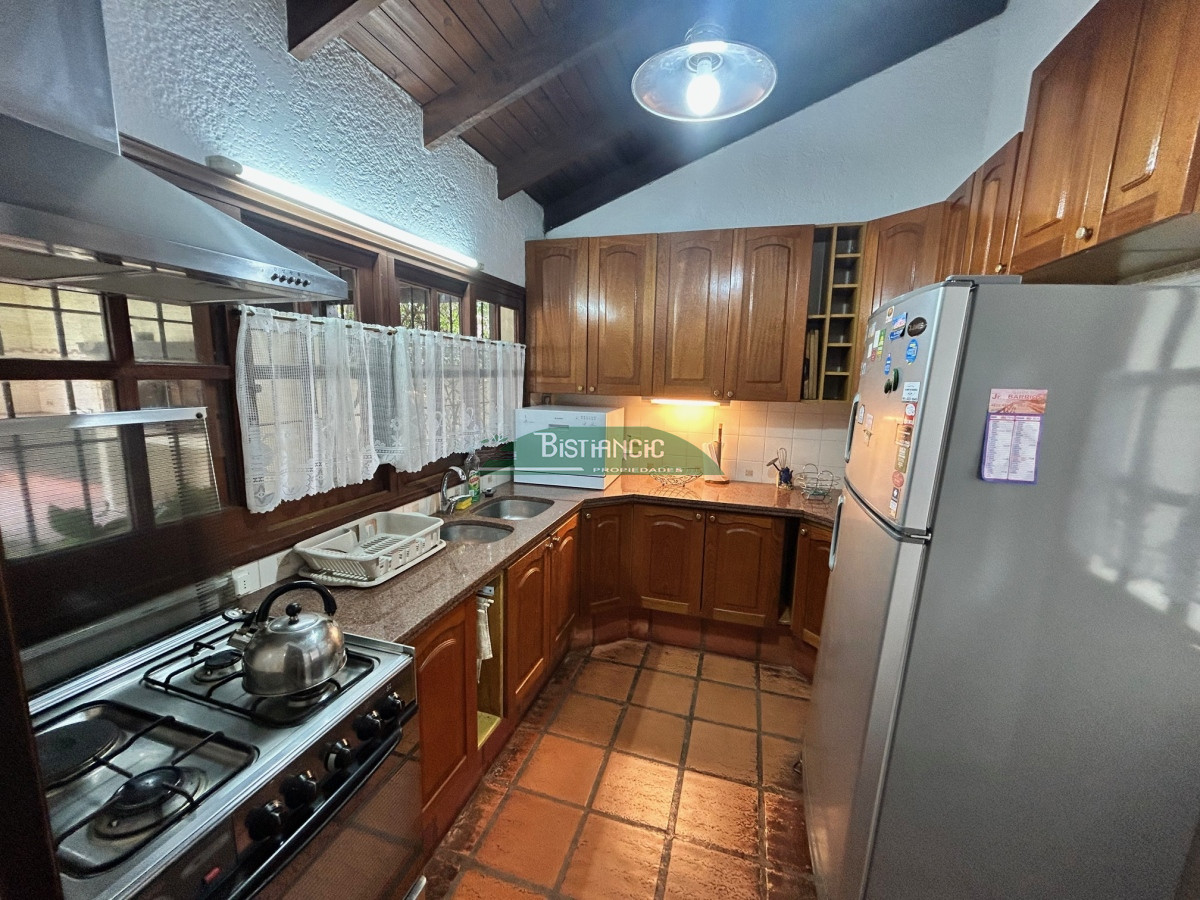 Chalé en Paradas Mansa, 3 dorm 3 baños más depto con baño, garaje, piscina climatizada, barbacoa, etc. Venta US$ 398.000. - GoPunta - Portal Inmobiliario de Punta del Este - Maldonado