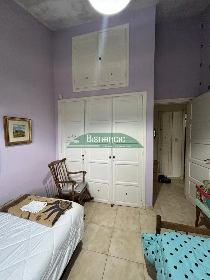 Casa ID.2941 - Pinares cerca del mar Chalé tradicional 1000m2 terreno y 350m2 construidos, 4 dorm 3 baños mas depto externo. Venta US$ 470.000