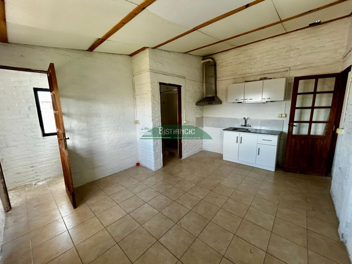 Casa ID.2367 - Apto en planta alta en alquiler anual, 1 dorm, con living comedor con cocina integrada.