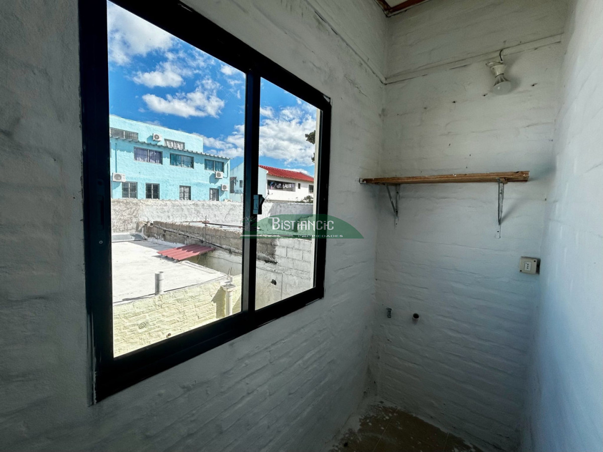 Casa ID.2367 - Apto en planta alta en alquiler anual, 1 dorm, con living comedor con cocina integrada.