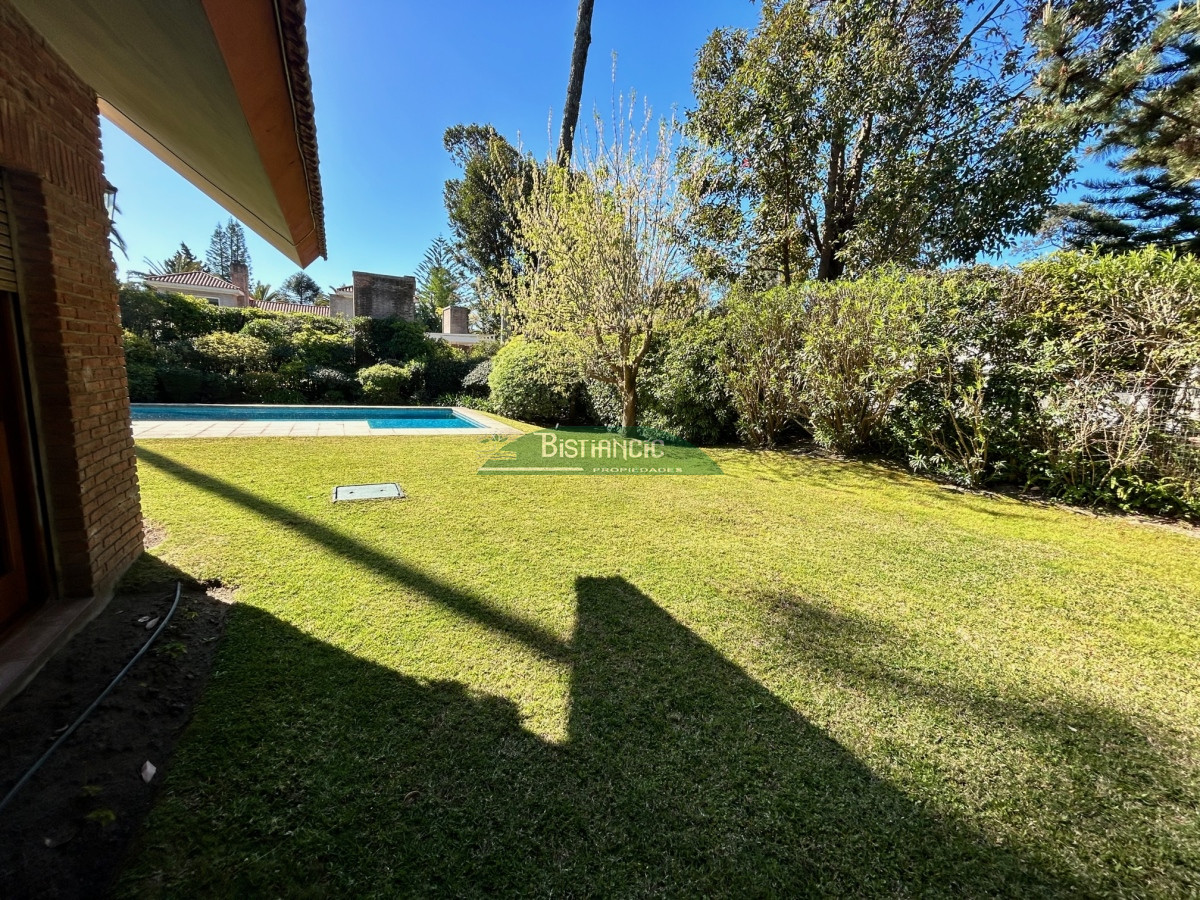 Casa ID.1003 - Chalé Paradas Mansa, 5 dormitorios 4 baños, amplio y luminoso, construcción de calidad, 1000m2 de tierra y 400 m2 edificados. Venta US$ 740.000.