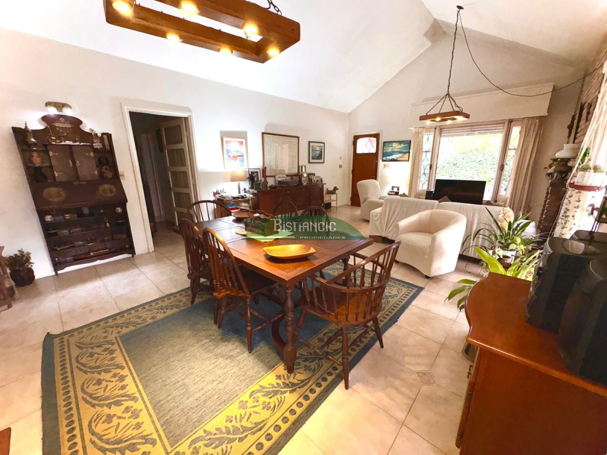 Casa ID.2941 - Pinares cerca del mar Chalé tradicional 1000m2 terreno y 350m2 construidos, 4 dorm 3 baños mas depto externo. Venta US$ 470.000