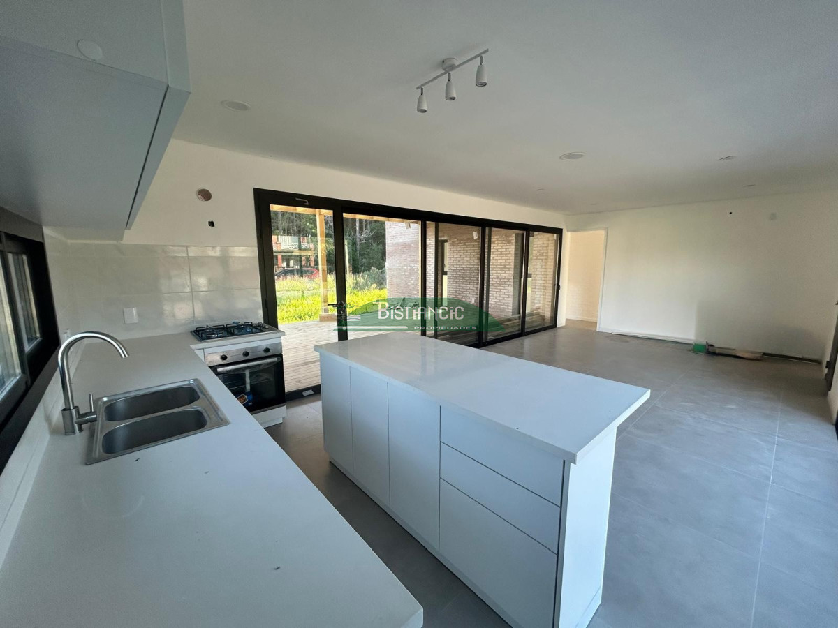 Casa ID.2958 - Casa a estrenar en Pinares , 3 dorm, 2 baños ( 1 en suite), salida con parrillero y pergola. 