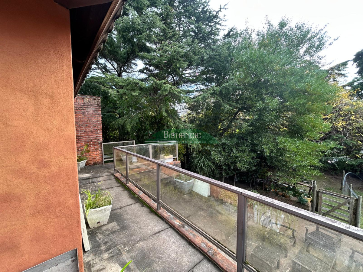 Casa ID.2419 - Chalé 2200 m2 de jardín y 374 m2 edf. 4 dorm 3 baños, barbacoa integrada calefacción, Precio de venta US$ 460.000.