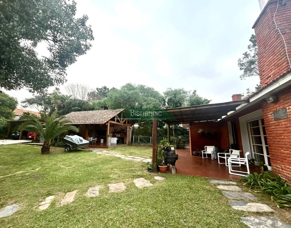 Casa ID.2941 - Pinares cerca del mar Chalé tradicional 1000m2 terreno y 350m2 construidos, 4 dorm 3 baños mas depto externo. Venta US$ 470.000