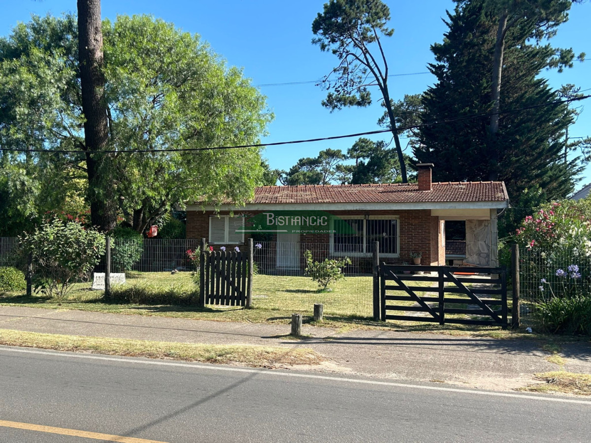 Casa ID.3019 - Pinares Chalé tradicional 3 dorm 2 baños + servicio, 718 m2 jardín, cerca de todo. Venta US$ 310.000.