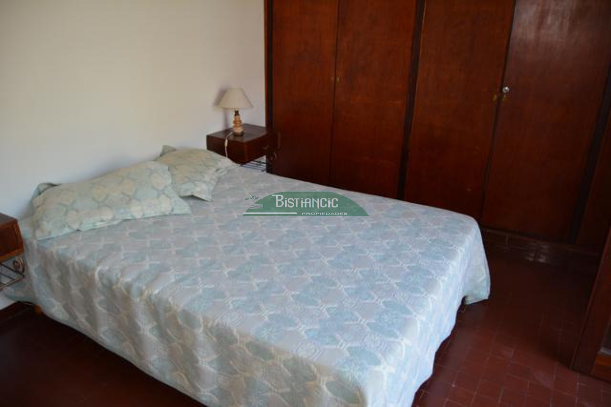 Casa ID.3020 - Pinares Pda 32. a 2 cuadras del mar, Cómoda casa de 3 dormitorios y 2 baños, parrilla y cochera. US$198.000