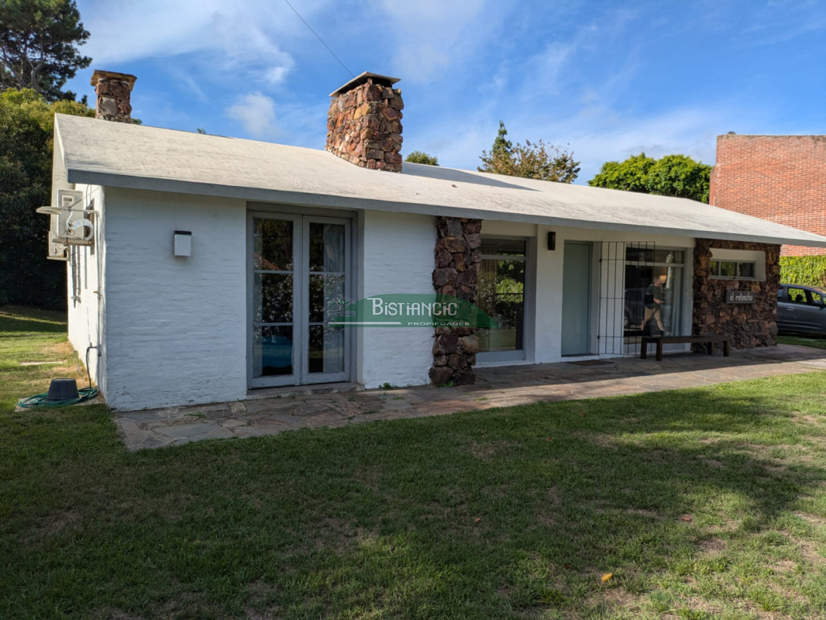 Casa ID.3043 - Hermoso chalet sobre camino la laguna. 3 dorm, 1 baño, barbacoa con baño y deposito. Patio y Estacionamiento. 