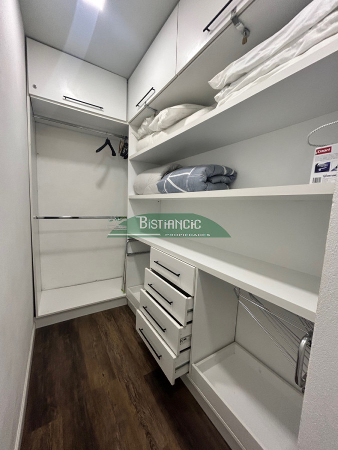 Casa ID.2954 - Chalé 4 dorm 4 baños gran living, piscina grande + 2 deptos externos para renta. Terreno de 1700 m2 + 620 m2 construidos. Precio de Venta US$ 595.000.