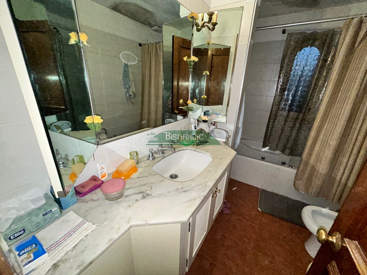Casa ID.2419 - Chalé 2200 m2 de jardín y 374 m2 edf. 4 dorm 3 baños, barbacoa integrada calefacción, Precio de venta US$ 460.000.