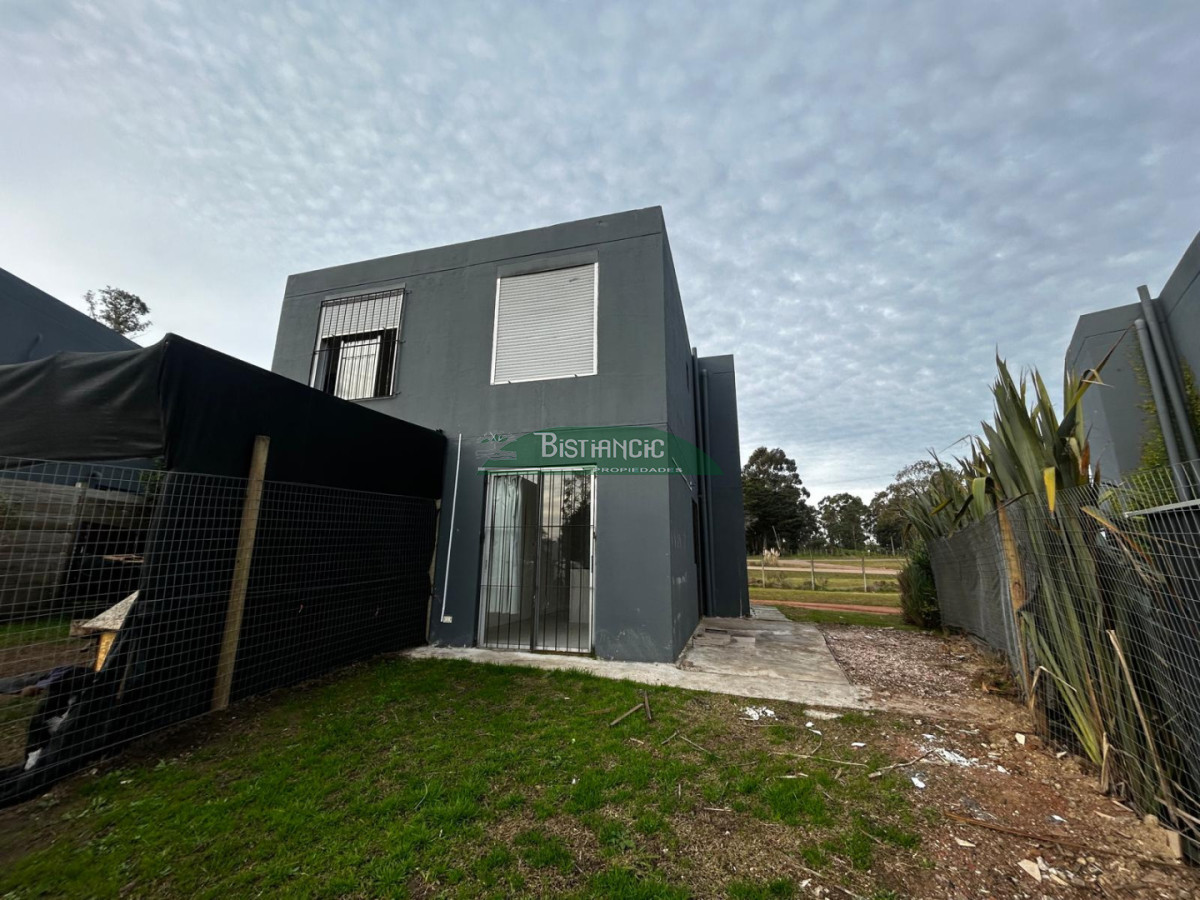 Casa ID.2572 - Alquiler Anual. Duplex en Cno. Lussich de 2 dorm, con patio y estacionamiento