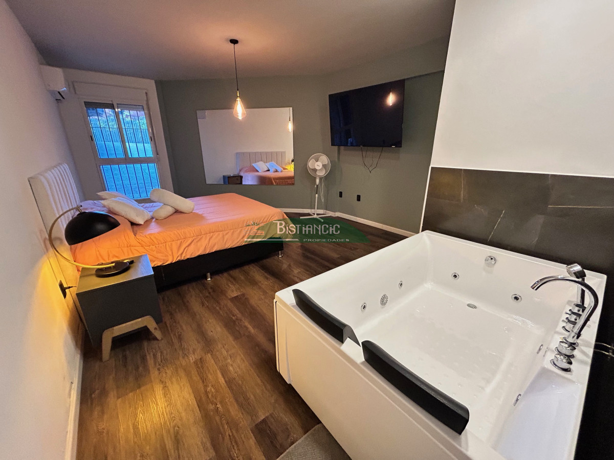 Casa ID.2954 - Chalé 4 dorm 4 baños gran living, piscina grande + 2 deptos externos para renta. Terreno de 1700 m2 + 620 m2 construidos. Precio de Venta US$ 595.000.