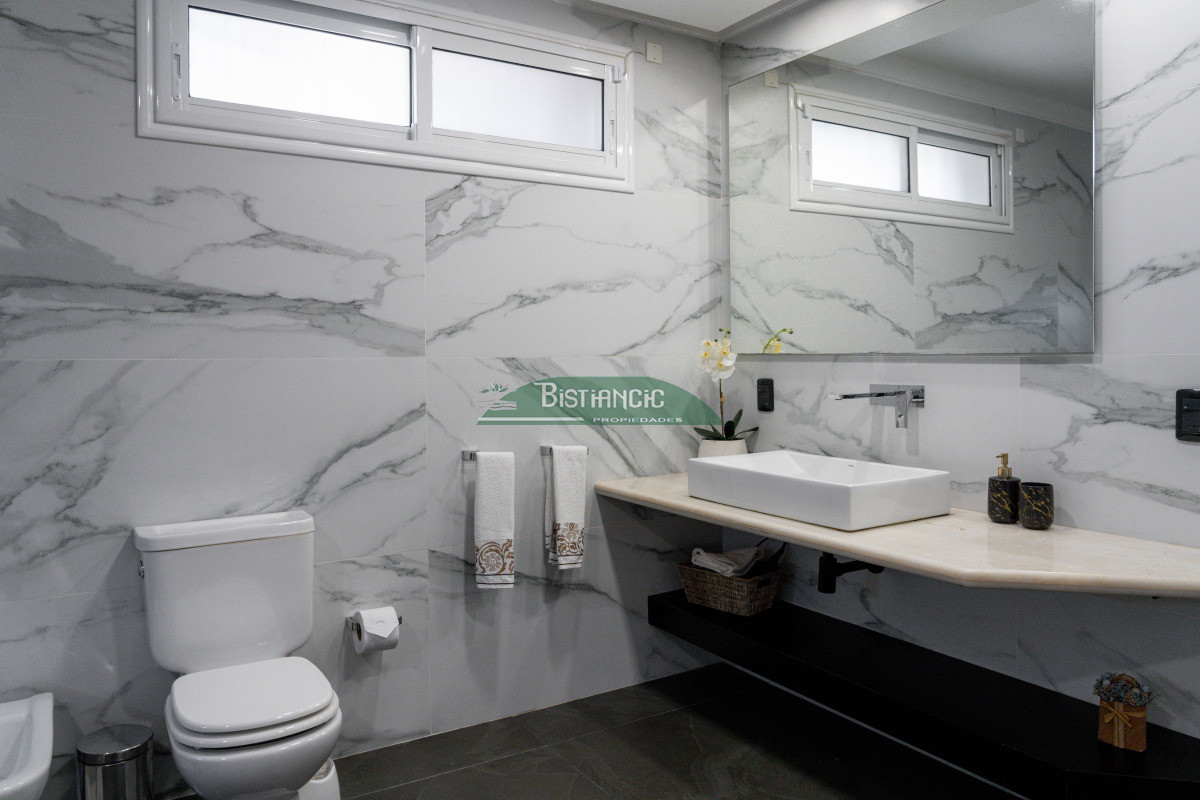 Casa ID.2954 - Chalé 4 dorm 4 baños gran living, piscina grande + 2 deptos externos para renta. Terreno de 1700 m2 + 620 m2 construidos. Precio de Venta US$ 595.000.