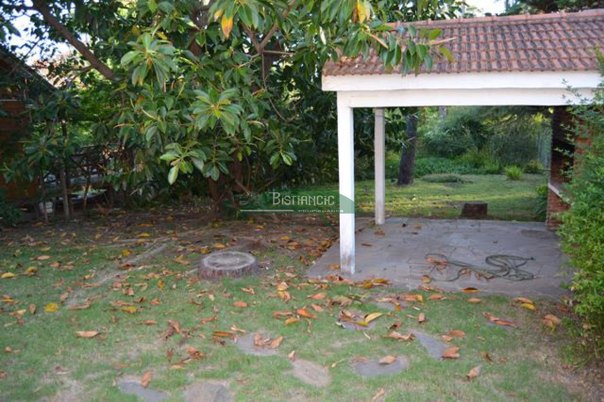 Casa ID.3019 - Pinares Chalé tradicional 3 dorm 2 baños + servicio, 718 m2 jardín, cerca de todo. Venta US$ 268.000.