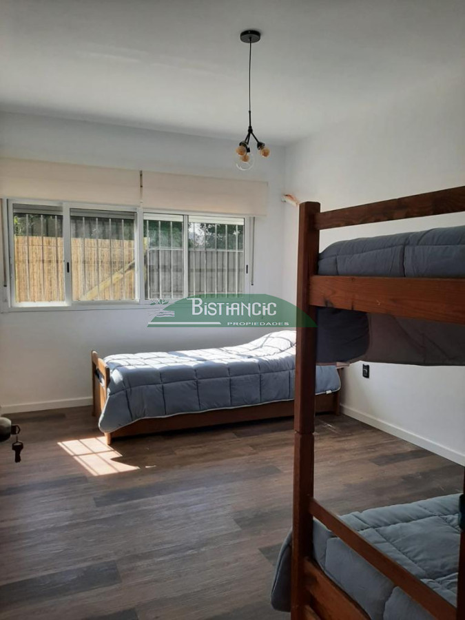 Casa ID.2954 - Chalé 4 dorm 4 baños gran living, piscina grande + 2 deptos externos para renta. Terreno de 1700 m2 + 620 m2 construidos. Precio de Venta US$ 595.000.