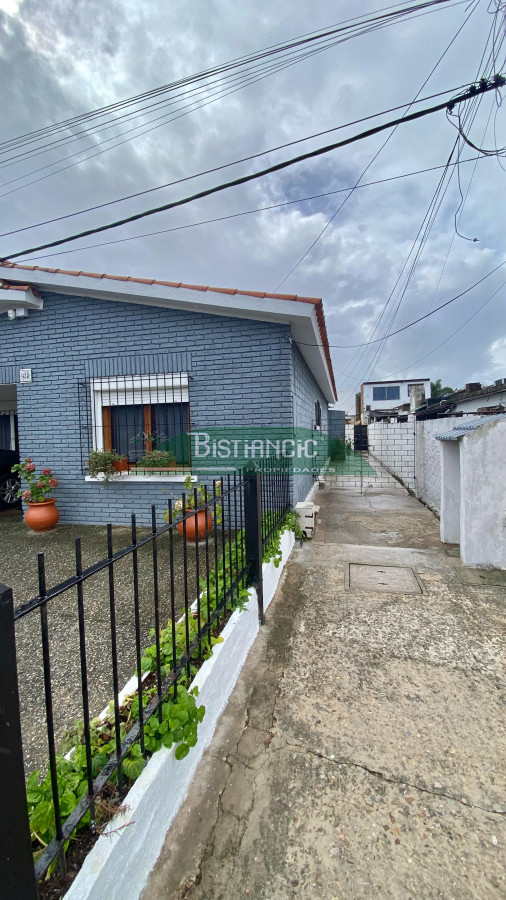 Casa ID.2952 - Casa en Maldonado, 3 dorm 2 baños , nueva con 2 deptos alquilados (buena renta). Todo impecable. Venta US$ 220.000. 