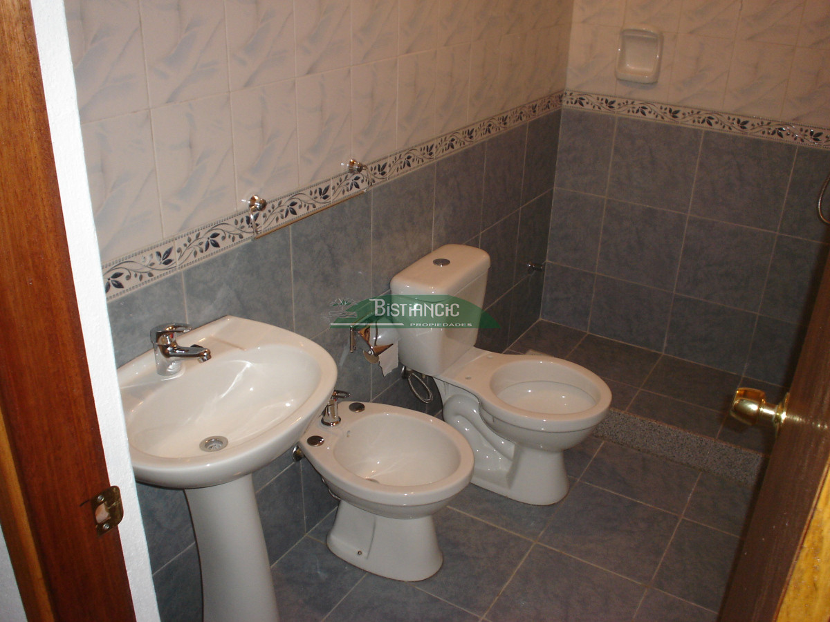 Casa ID.2952 - Casa en Maldonado, 3 dorm 2 baños , nueva con 2 deptos alquilados (buena renta). Todo impecable. Venta US$ 220.000. 