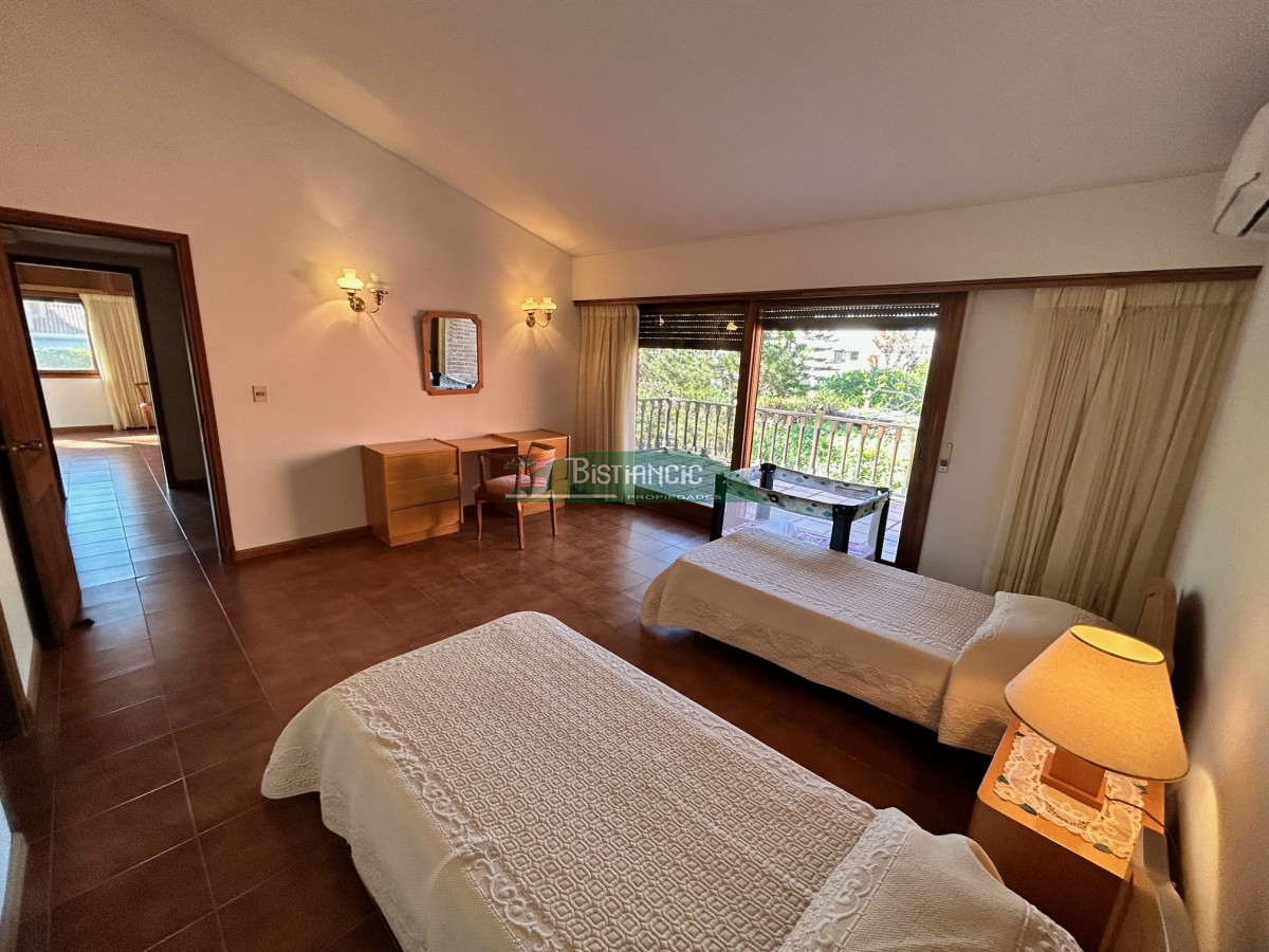 Casa ID.1003 - Chalé Paradas Mansa, 5 dormitorios 4 baños, amplio y luminoso, construcción de calidad, 1000m2 de tierra y 400 m2 edificados. Venta US$ 740.000.