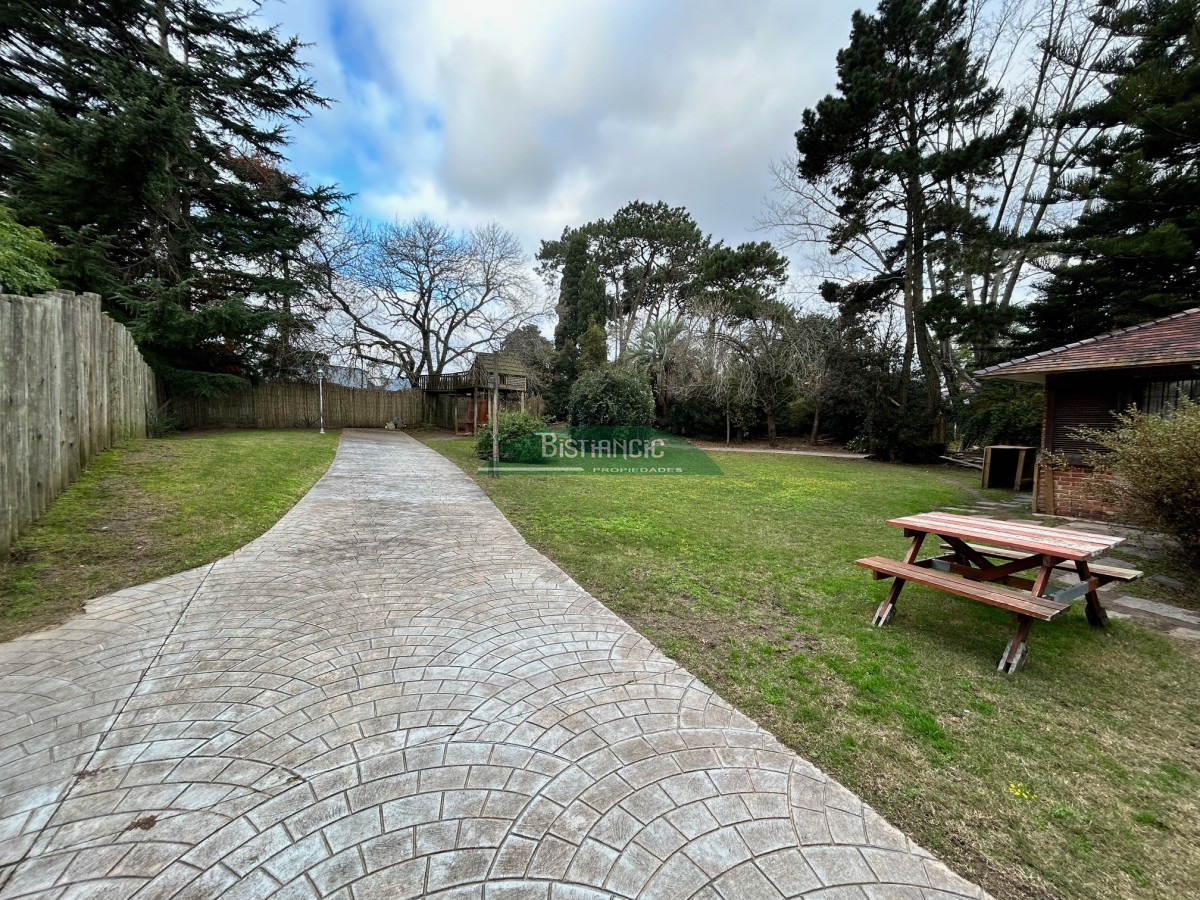 Casa ID.2419 - Chalé 2200 m2 de jardín y 374 m2 edf. 4 dorm 3 baños, barbacoa integrada calefacción, Precio de venta US$ 460.000.