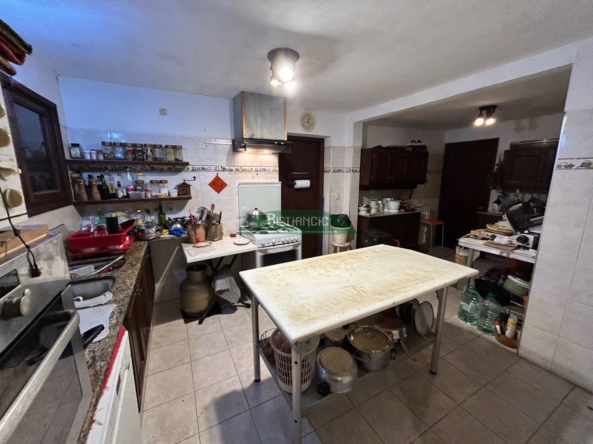Casa ID.2419 - Chalé 2200 m2 de jardín y 374 m2 edf. 4 dorm 3 baños, barbacoa integrada calefacción, Precio de venta US$ 460.000.