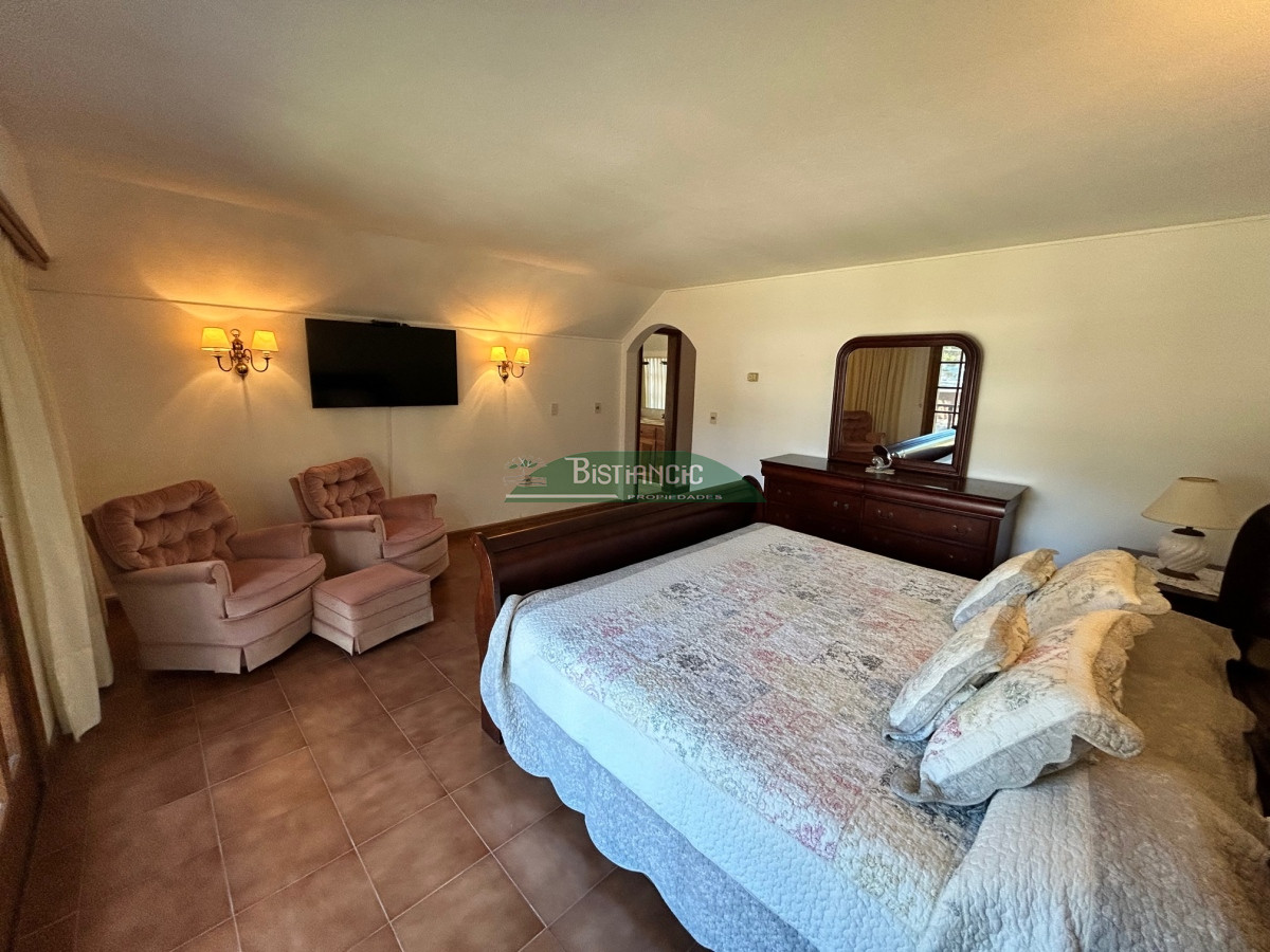 Casa ID.1003 - Chalé Paradas Mansa, 5 dormitorios 4 baños, amplio y luminoso, construcción de calidad, 1000m2 de tierra y 400 m2 edificados. Venta US$ 740.000.