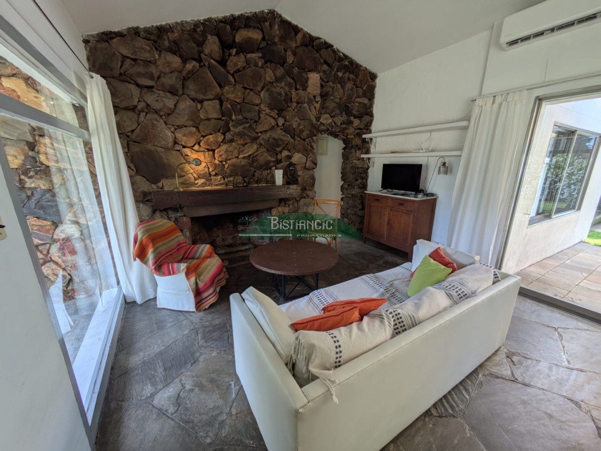 Casa ID.3043 - Hermoso chalet sobre camino la laguna. 3 dorm, 1 baño, barbacoa con baño y deposito. Patio y Estacionamiento. 