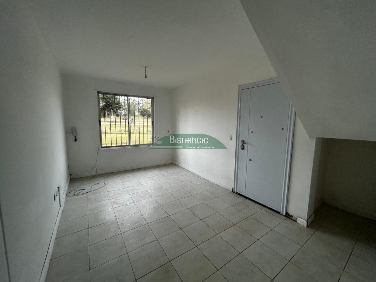 Casa ID.2572 - Alquiler Anual. Duplex en Cno. Lussich de 2 dorm, con patio y estacionamiento