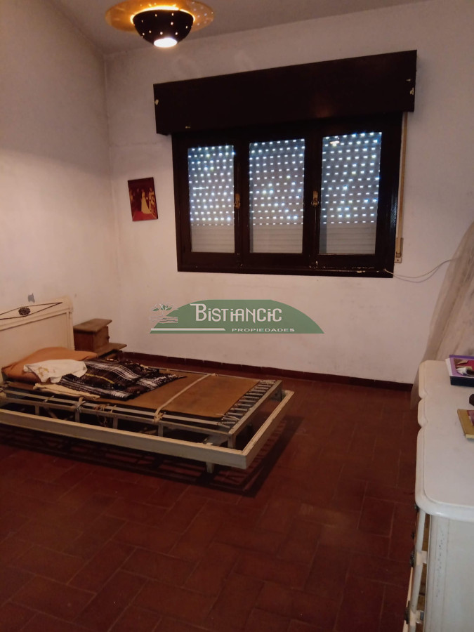 Casa ID.599 - Casa centrica, a media cuadra de peatonal Sarandí, muy comercial, ideal locales. 240 m2.