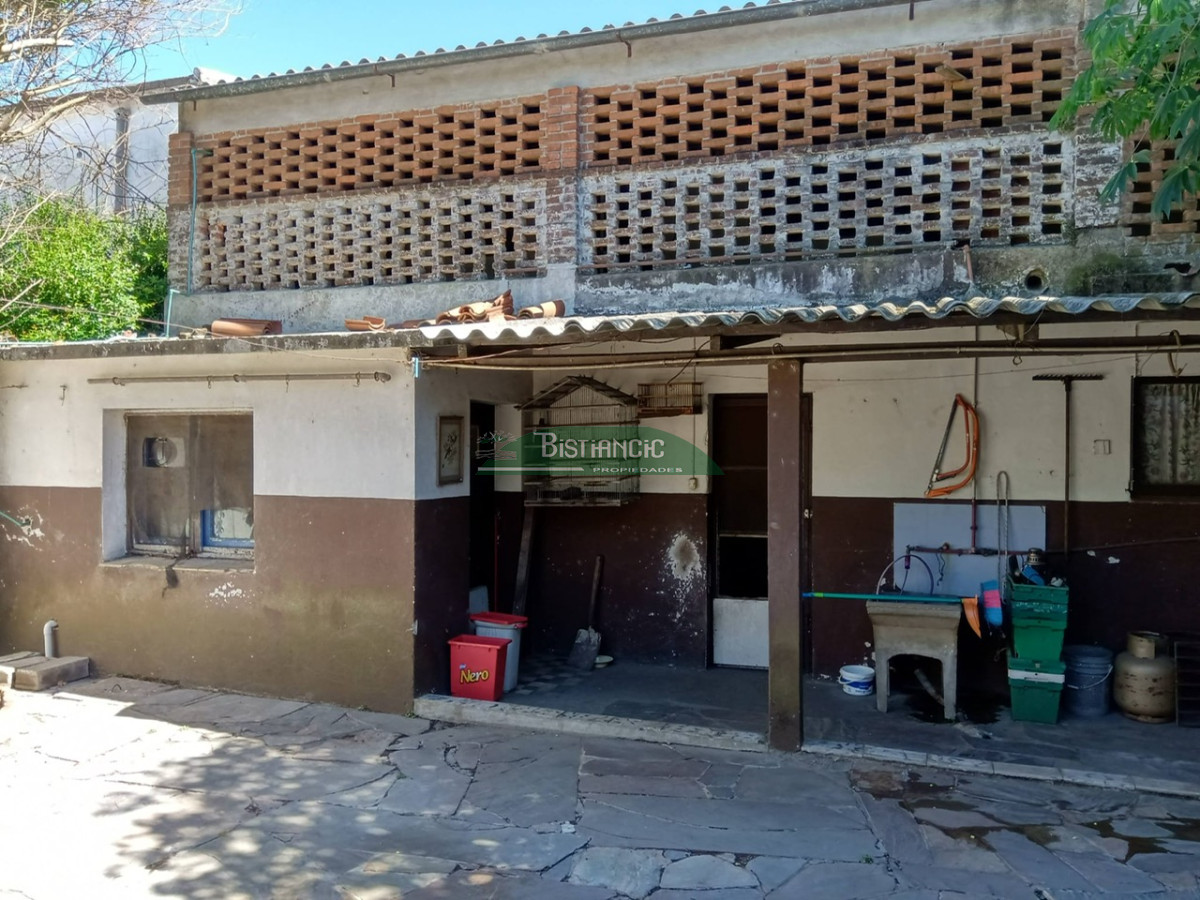 Casa ID.599 - Casa centrica, a media cuadra de peatonal Sarandí, muy comercial, ideal locales. 240 m2.