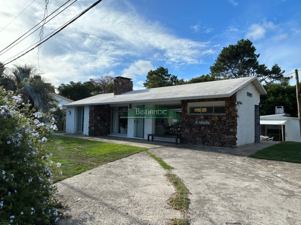 Casa ID.3043 - Hermoso chalet sobre camino la laguna. 3 dorm, 1 baño, barbacoa con baño y deposito. Patio y Estacionamiento. 