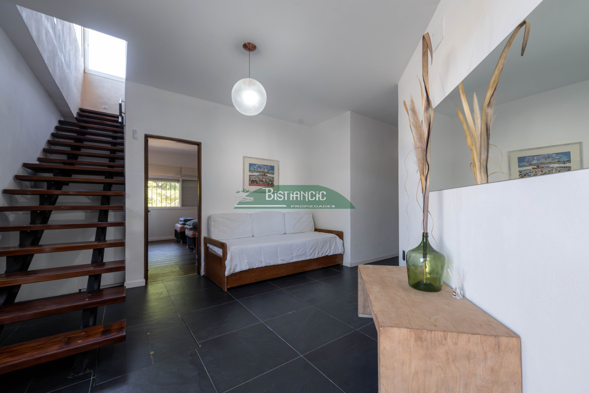 Casa ID.2954 - Chalé 4 dorm 4 baños gran living, piscina grande + 2 deptos externos para renta. Terreno de 1700 m2 + 620 m2 construidos. Precio de Venta US$ 595.000.