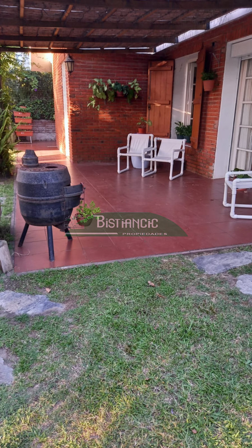 Casa ID.2941 - Pinares cerca del mar Chalé tradicional 1000m2 terreno y 350m2 construidos, 5 dorm 3 baños mas depto externo. Venta US$ 470.000