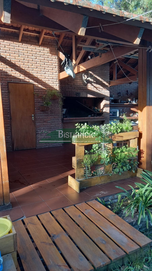 Casa ID.2941 - Pinares cerca del mar Chalé tradicional 1000m2 terreno y 350m2 construidos, 5 dorm 3 baños mas depto externo. Venta US$ 470.000