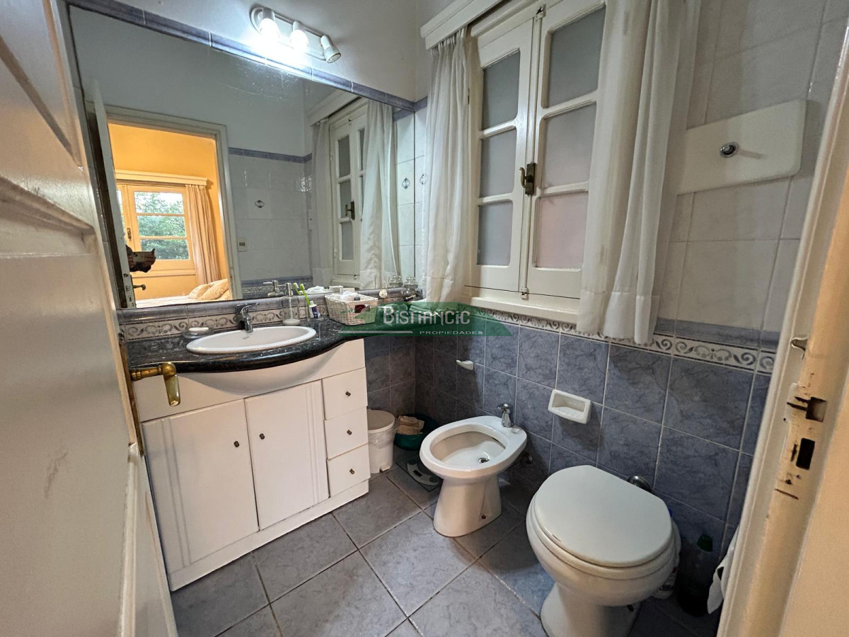 Casa ID.2941 - Pinares cerca del mar Chalé tradicional 1000m2 terreno y 350m2 construidos, 4 dorm 3 baños mas depto externo. Venta US$ 470.000