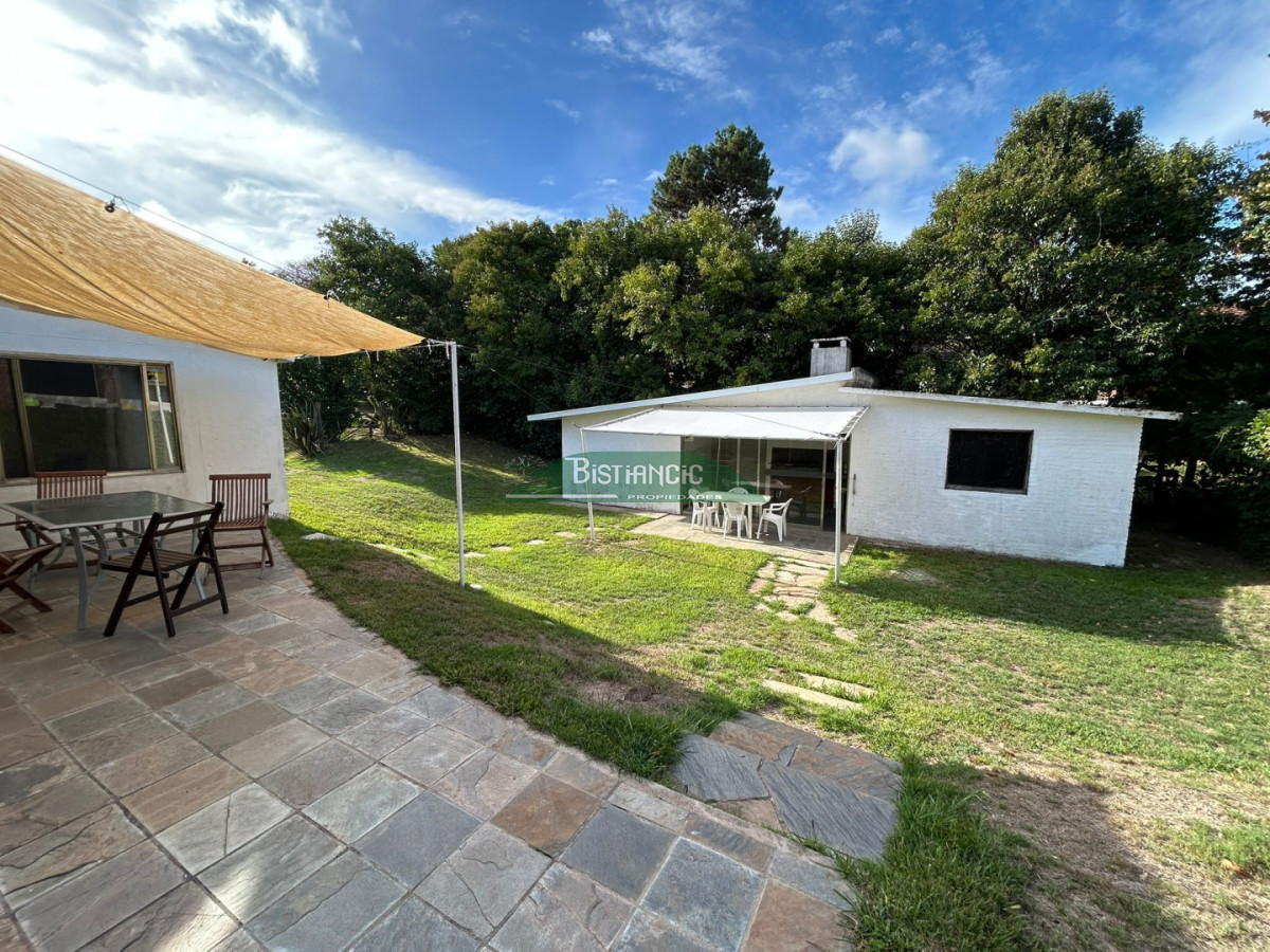 Casa ID.3043 - Hermoso chalet sobre camino la laguna. 3 dorm, 1 baño, barbacoa con baño y deposito. Patio y Estacionamiento. 