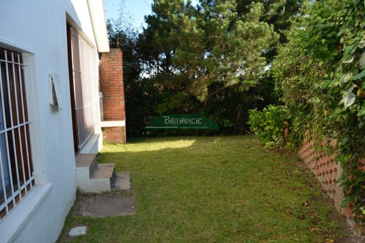 Casa ID.3020 - Pinares Pda 32. a 2 cuadras del mar, Cómoda casa de 3 dormitorios y 2 baños, parrilla y cochera. US$198.000